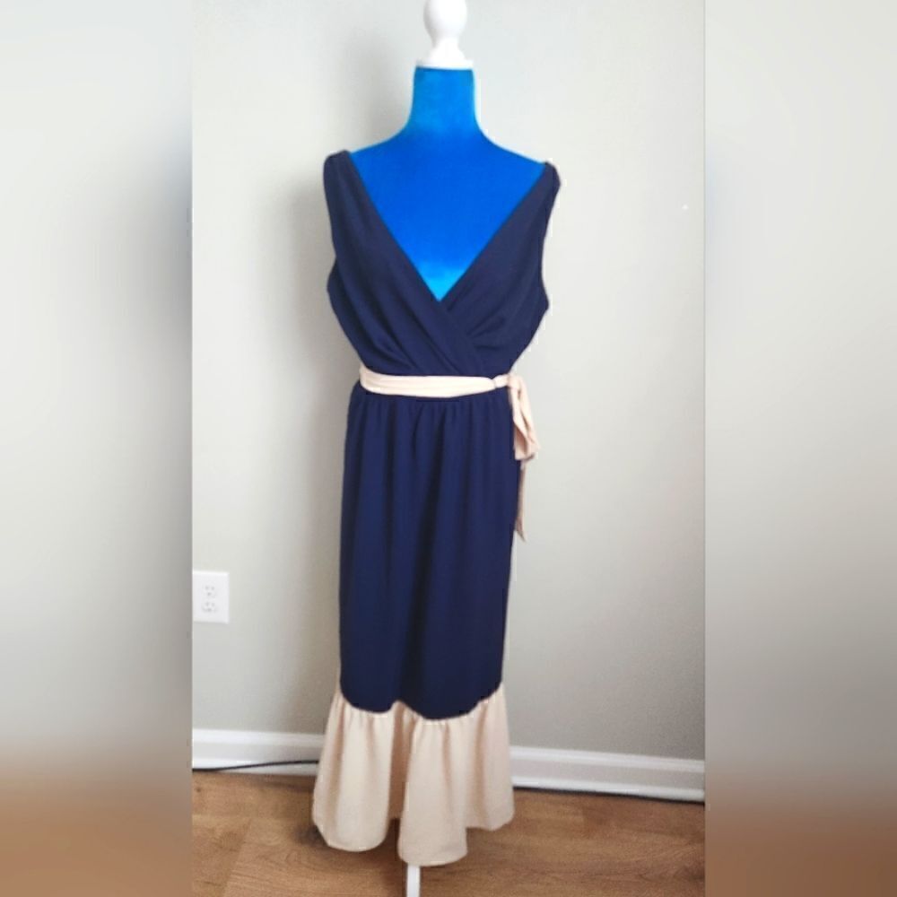 DKNY WOMEN'S SLEEVELESS  BLUE- BEIGE COLOR  SAZE 8 VERY BEAUTIFUL DRESS.